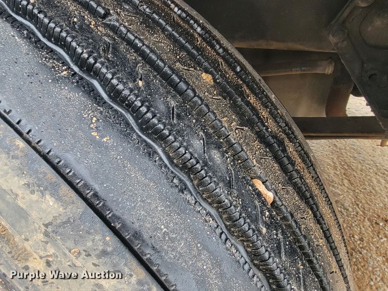 image for item JE9989 2011 Peterbilt 386  semi truck