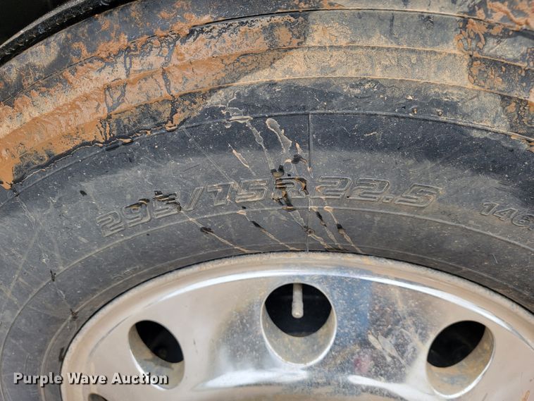 image for item JE9989 2011 Peterbilt 386  semi truck