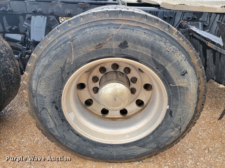 image for item JE9989 2011 Peterbilt 386  semi truck