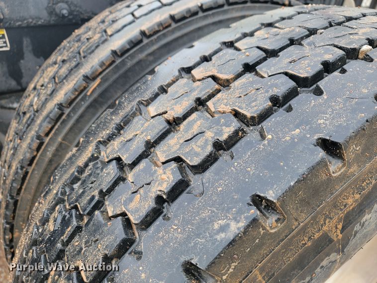 image for item JE9989 2011 Peterbilt 386  semi truck