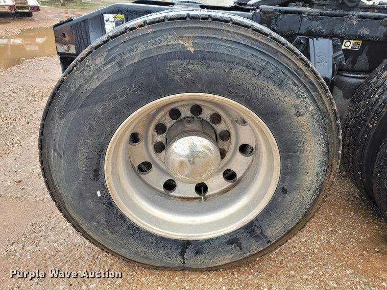 image for item JE9989 2011 Peterbilt 386  semi truck