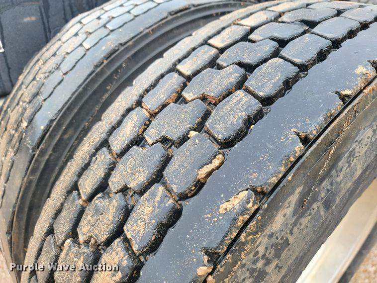 image for item JE9989 2011 Peterbilt 386  semi truck