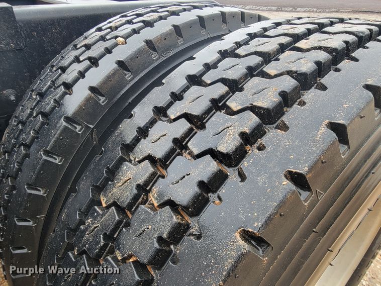 image for item JE9989 2011 Peterbilt 386  semi truck