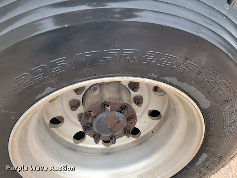 image for item JE9989 2011 Peterbilt 386  semi truck