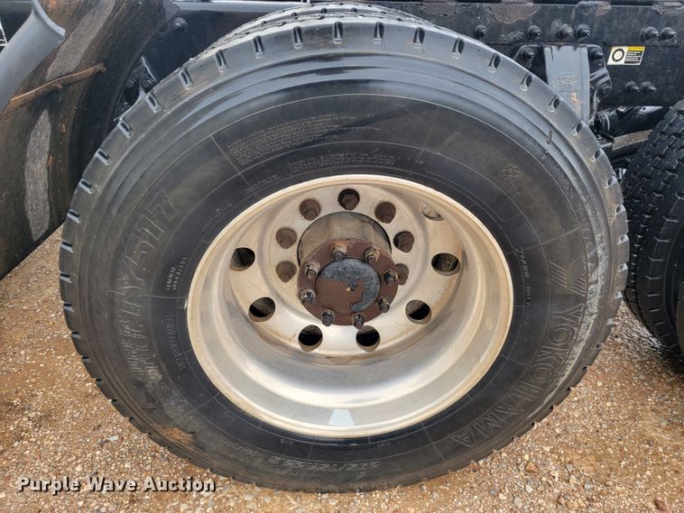 image for item JE9989 2011 Peterbilt 386  semi truck