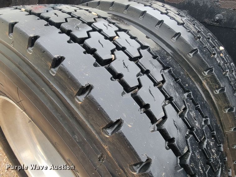 image for item JE9989 2011 Peterbilt 386  semi truck