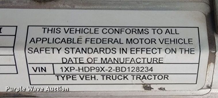 image for item JE9989 2011 Peterbilt 386  semi truck