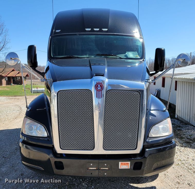 image for item JE9990 2013 Kenworth T700  semi truck