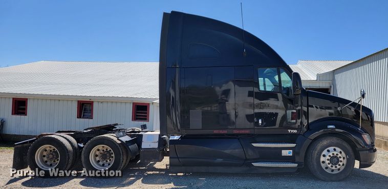 image for item JE9990 2013 Kenworth T700  semi truck