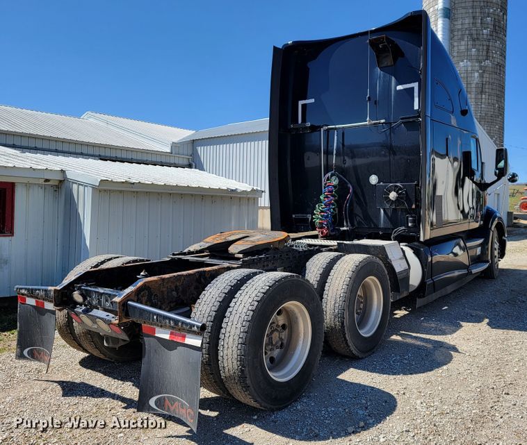 image for item JE9990 2013 Kenworth T700  semi truck