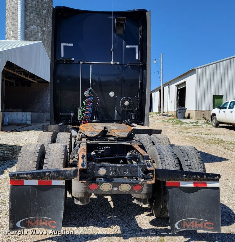 image for item JE9990 2013 Kenworth T700  semi truck