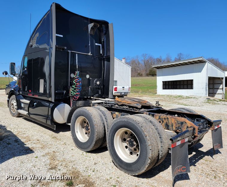 image for item JE9990 2013 Kenworth T700  semi truck