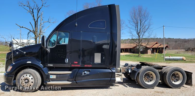 image for item JE9990 2013 Kenworth T700  semi truck