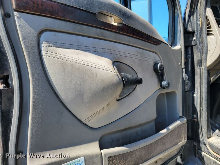 image for item JE9990 2013 Kenworth T700  semi truck