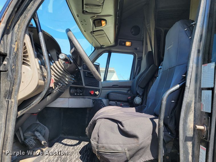 image for item JE9990 2013 Kenworth T700  semi truck