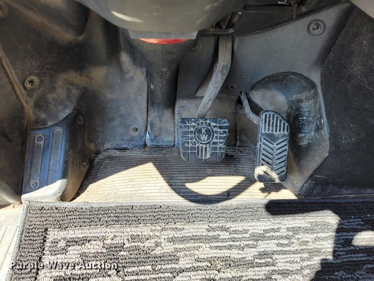 image for item JE9990 2013 Kenworth T700  semi truck