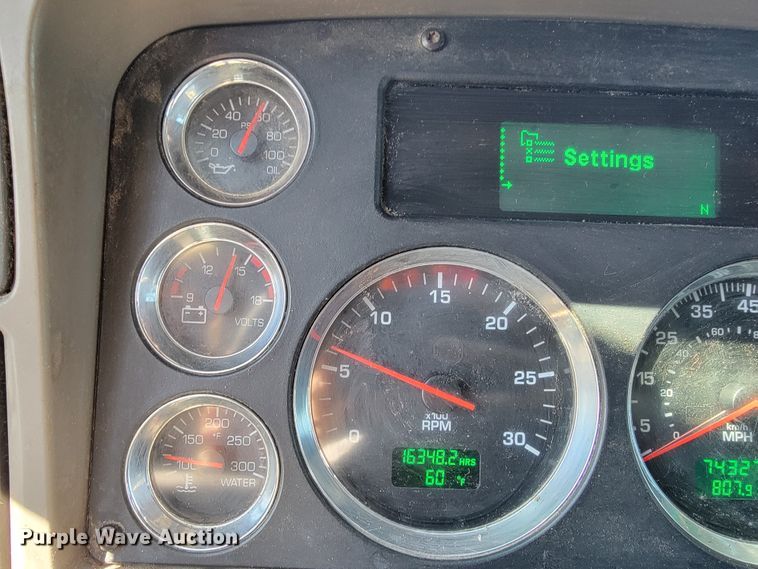 image for item JE9990 2013 Kenworth T700  semi truck