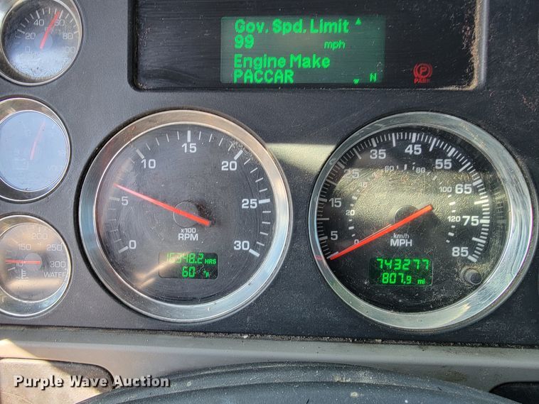 image for item JE9990 2013 Kenworth T700  semi truck