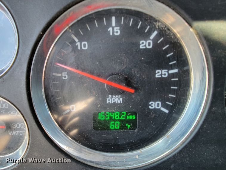 image for item JE9990 2013 Kenworth T700  semi truck