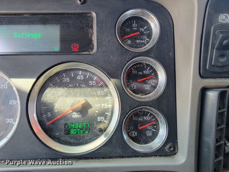 image for item JE9990 2013 Kenworth T700  semi truck