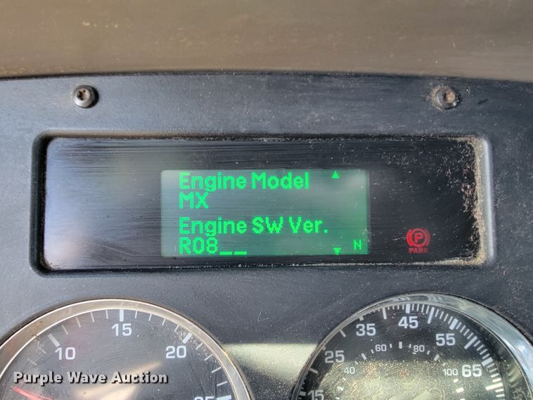 image for item JE9990 2013 Kenworth T700  semi truck