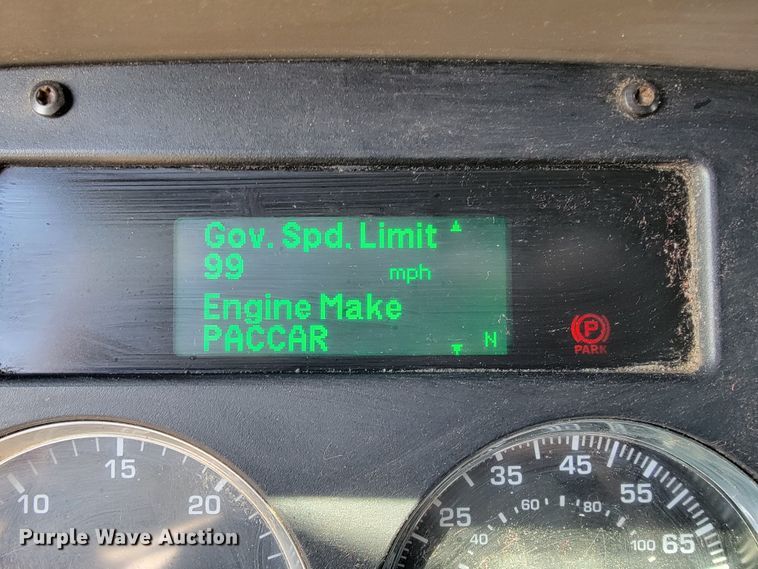 image for item JE9990 2013 Kenworth T700  semi truck