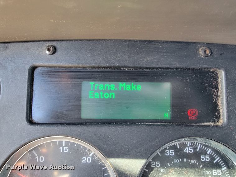 image for item JE9990 2013 Kenworth T700  semi truck