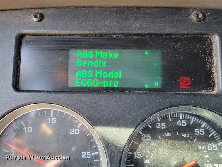 image for item JE9990 2013 Kenworth T700  semi truck