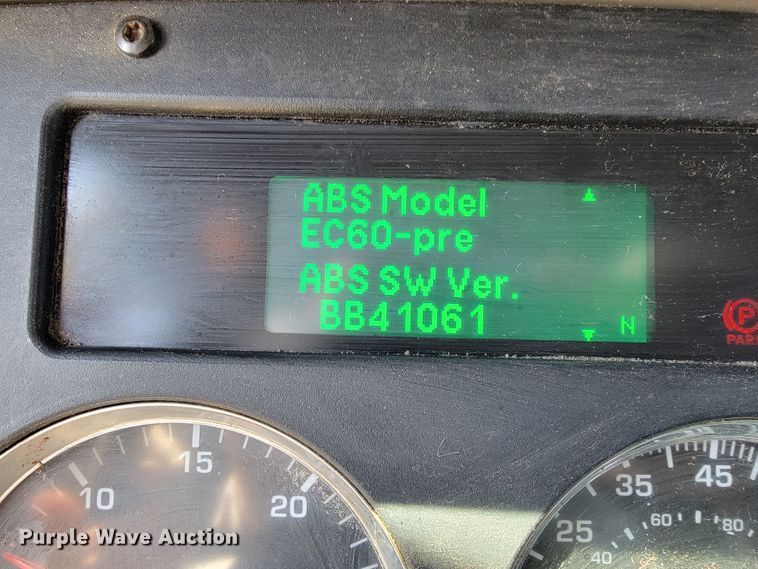 image for item JE9990 2013 Kenworth T700  semi truck