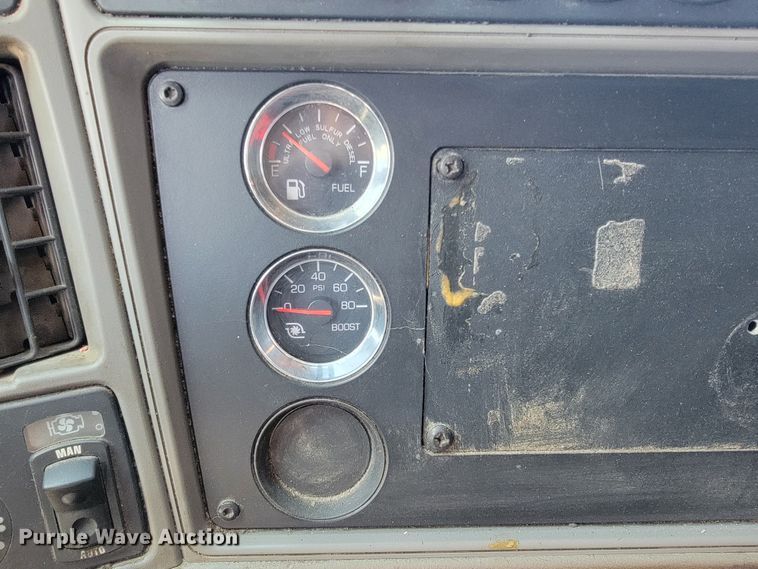 image for item JE9990 2013 Kenworth T700  semi truck