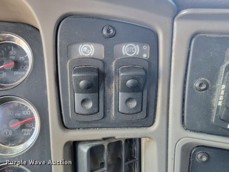 image for item JE9990 2013 Kenworth T700  semi truck