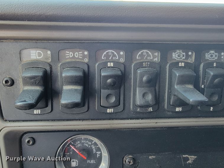 image for item JE9990 2013 Kenworth T700  semi truck