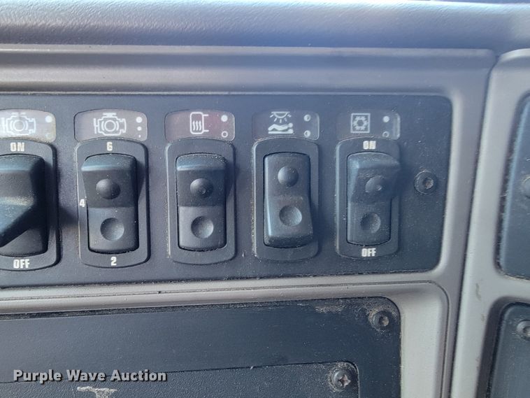 image for item JE9990 2013 Kenworth T700  semi truck