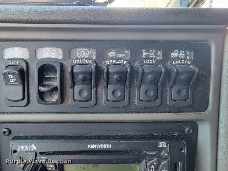 image for item JE9990 2013 Kenworth T700  semi truck