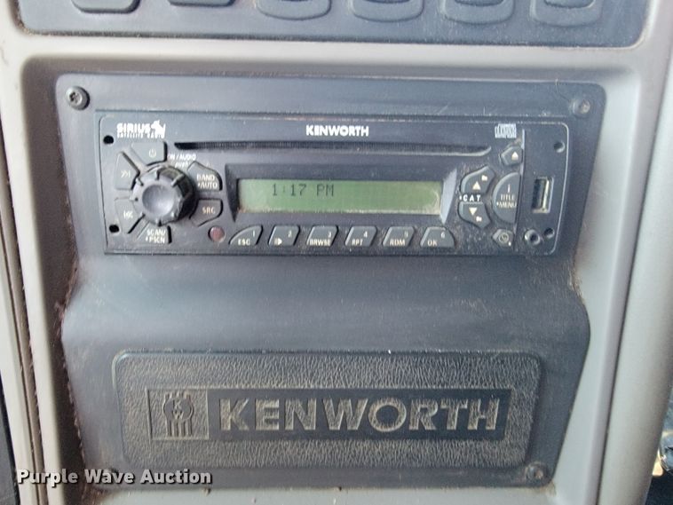 image for item JE9990 2013 Kenworth T700  semi truck