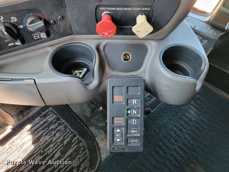 image for item JE9990 2013 Kenworth T700  semi truck