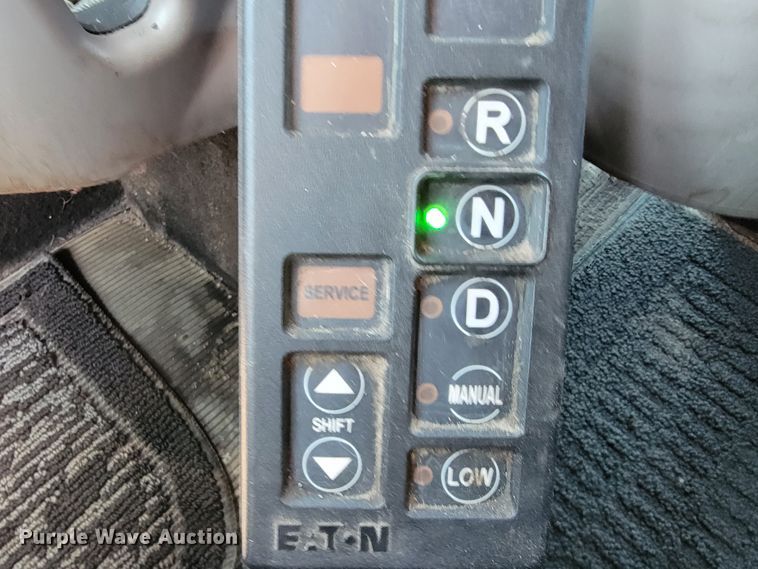 image for item JE9990 2013 Kenworth T700  semi truck