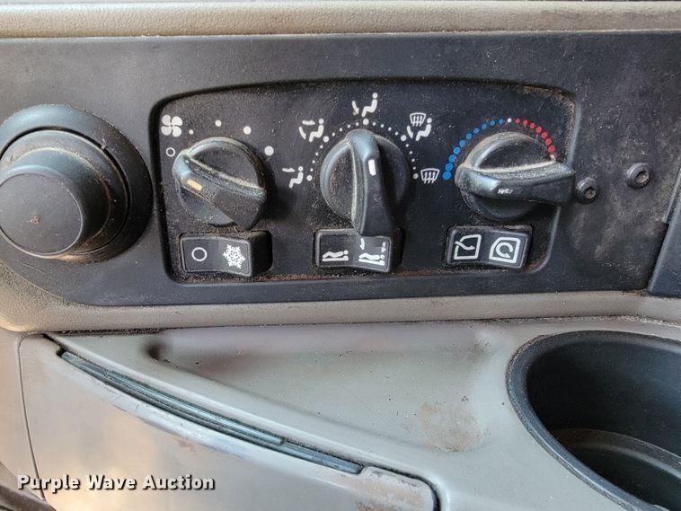 image for item JE9990 2013 Kenworth T700  semi truck