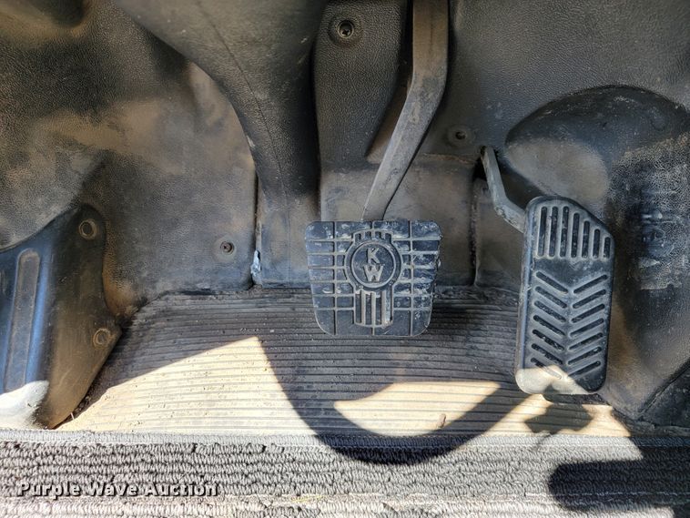 image for item JE9990 2013 Kenworth T700  semi truck