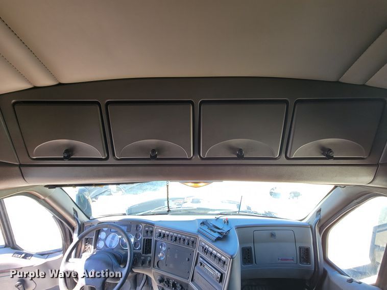 image for item JE9990 2013 Kenworth T700  semi truck