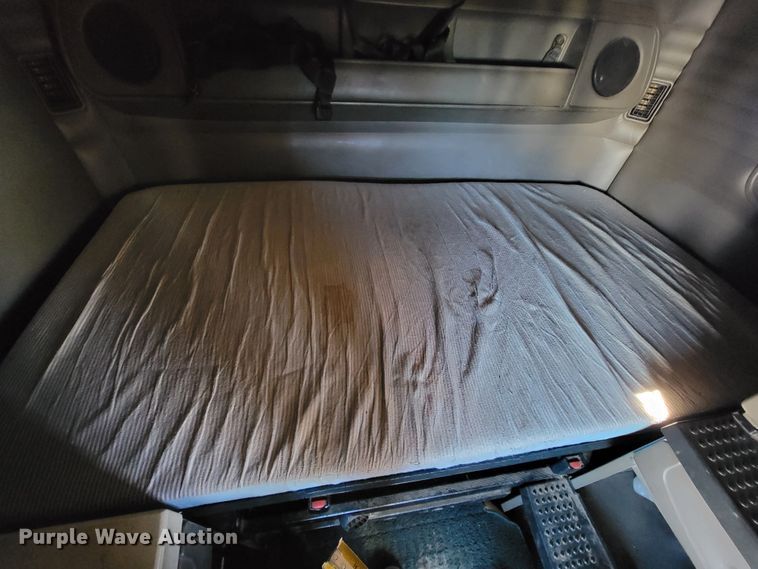 image for item JE9990 2013 Kenworth T700  semi truck