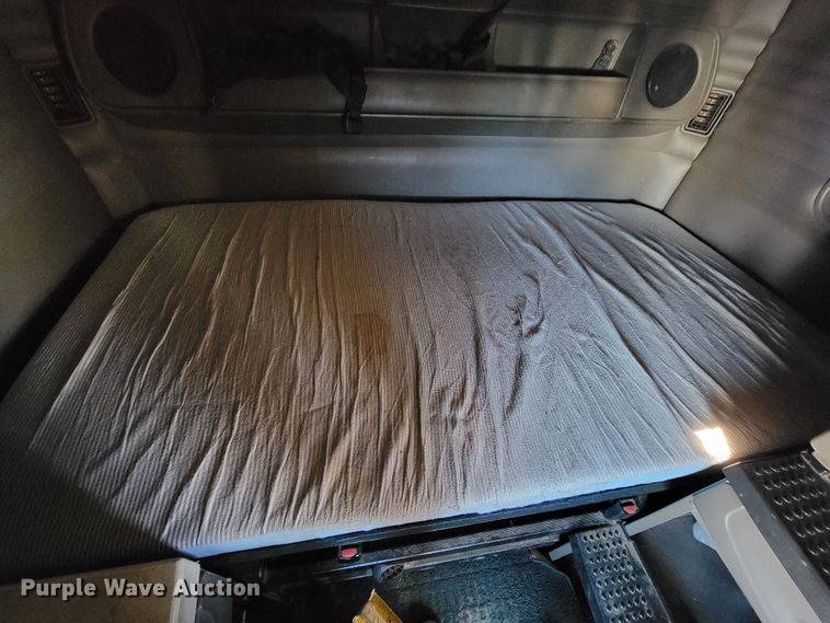 image for item JE9990 2013 Kenworth T700  semi truck