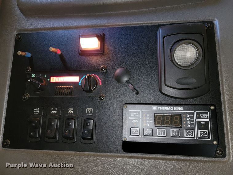 image for item JE9990 2013 Kenworth T700  semi truck