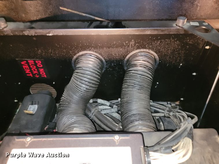 image for item JE9990 2013 Kenworth T700  semi truck