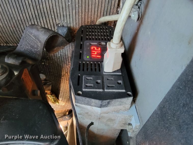 image for item JE9990 2013 Kenworth T700  semi truck