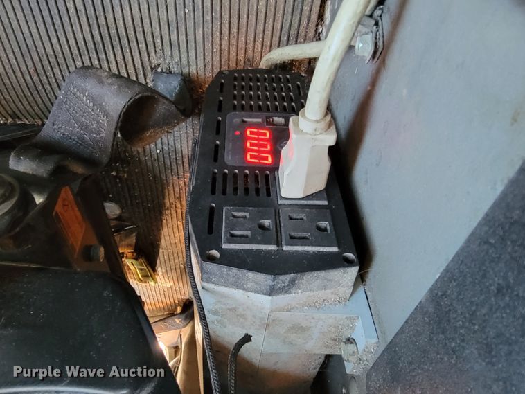 image for item JE9990 2013 Kenworth T700  semi truck