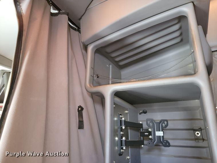 image for item JE9990 2013 Kenworth T700  semi truck