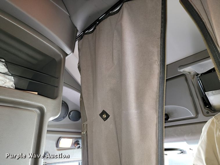 image for item JE9990 2013 Kenworth T700  semi truck