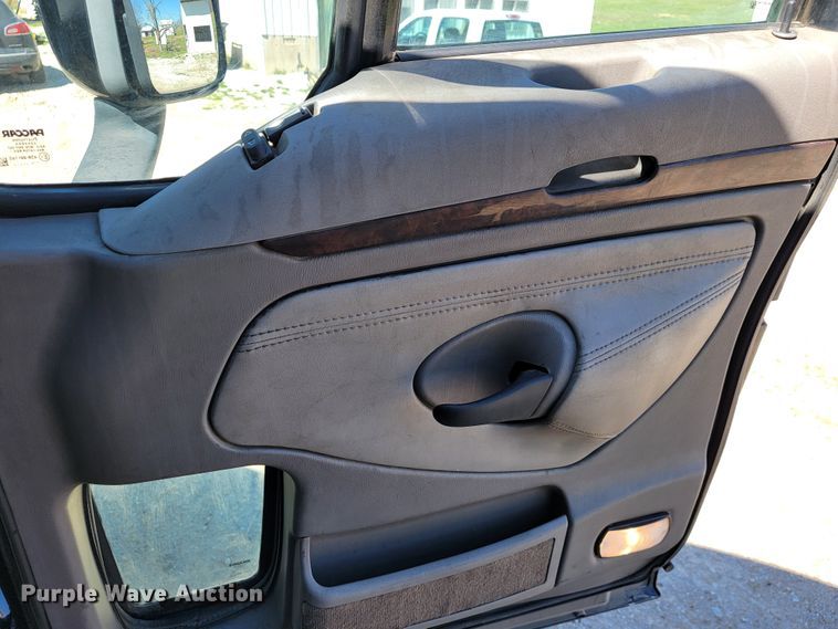 image for item JE9990 2013 Kenworth T700  semi truck