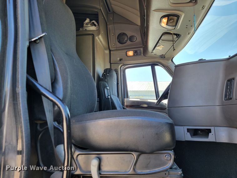 image for item JE9990 2013 Kenworth T700  semi truck